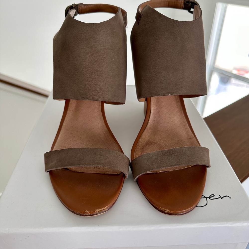 Halogen Haclarette-Lea Mushroom Wedge Sandal - size 9